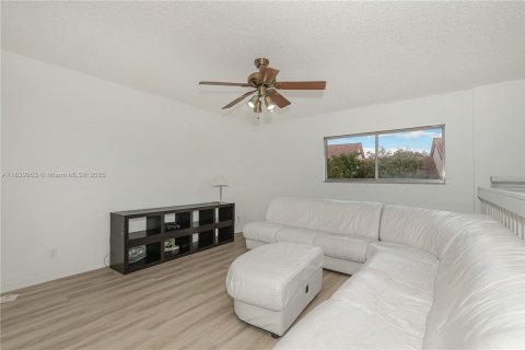 Townhouse in Margate, Florida 4 bedrooms, 158.49 sq.m. № 1830372 - photo 21