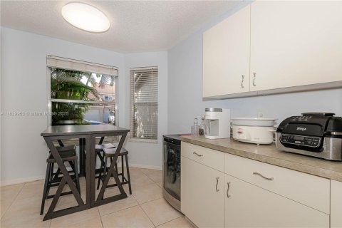 Townhouse in Margate, Florida 4 bedrooms, 158.49 sq.m. № 1830372 - photo 10