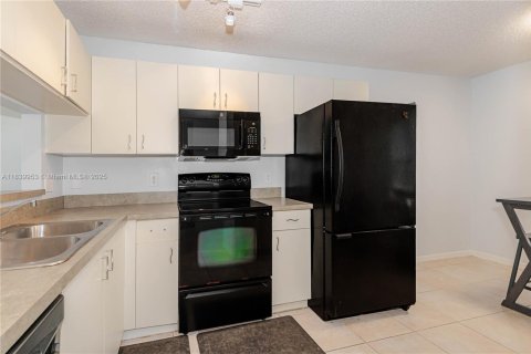 Townhouse in Margate, Florida 4 bedrooms, 158.49 sq.m. № 1830372 - photo 9