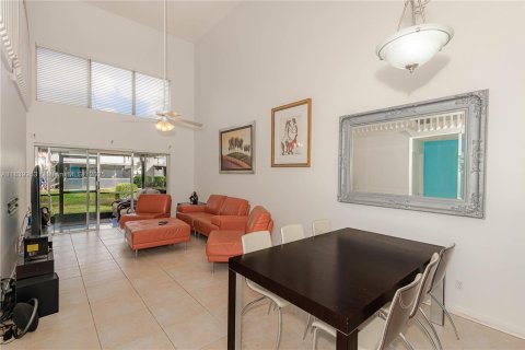 Townhouse in Margate, Florida 4 bedrooms, 158.49 sq.m. № 1830372 - photo 3