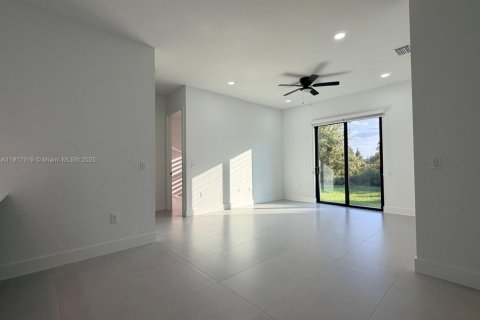 Casa en alquiler en Lehigh Acres, Florida, 3 dormitorios, 117.99 m2 № 1972954 - foto 12