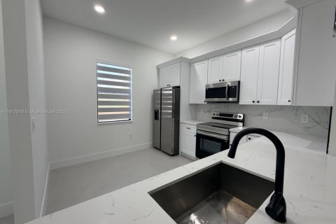 Casa en alquiler en Lehigh Acres, Florida, 3 dormitorios, 117.99 m2 № 1972954 - foto 4