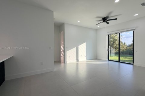 Casa en alquiler en Lehigh Acres, Florida, 3 dormitorios, 117.99 m2 № 1972954 - foto 8