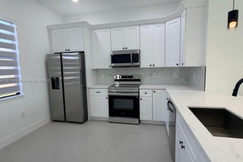 Casa en alquiler en Lehigh Acres, Florida, 3 dormitorios, 117.99 m2 № 1972954 - foto 3