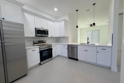 Casa en alquiler en Lehigh Acres, Florida, 3 dormitorios, 117.99 m2 № 1972954 - foto 2