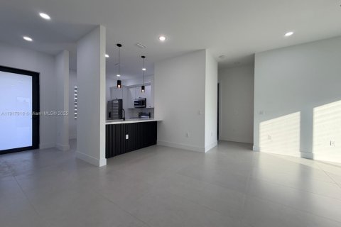 Casa en alquiler en Lehigh Acres, Florida, 3 dormitorios, 117.99 m2 № 1972954 - foto 9