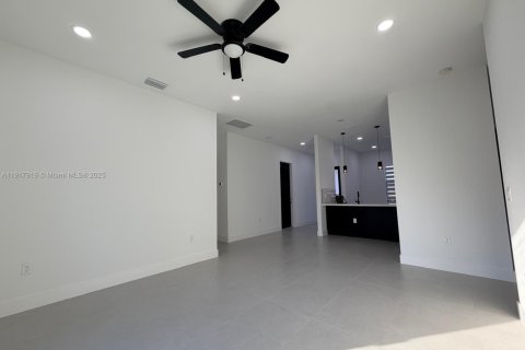 Casa en alquiler en Lehigh Acres, Florida, 3 dormitorios, 117.99 m2 № 1972954 - foto 13