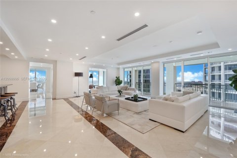 Condominio en venta en Miami, Florida, 3 dormitorios, 458.47 m2 № 2091282 - foto 3