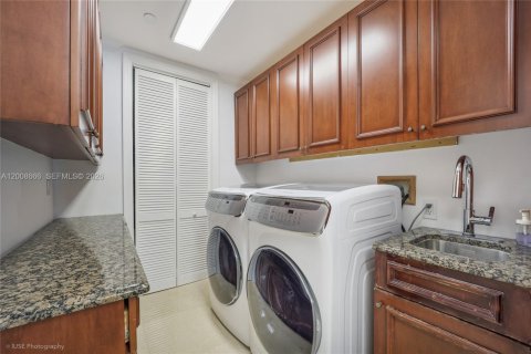 Condominio en venta en Miami, Florida, 3 dormitorios, 458.47 m2 № 2091282 - foto 19