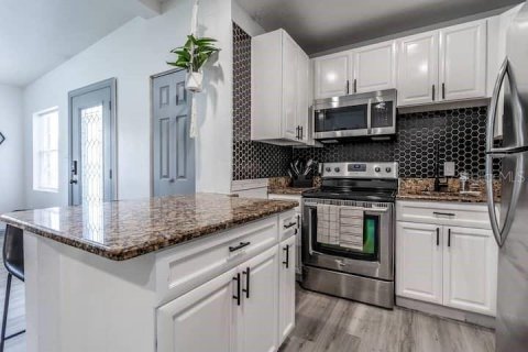 House in Orlando, Florida 5 bedrooms, 144.56 sq.m. № 2095453 - photo 15