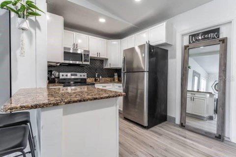 House in Orlando, Florida 5 bedrooms, 144.56 sq.m. № 2095453 - photo 13