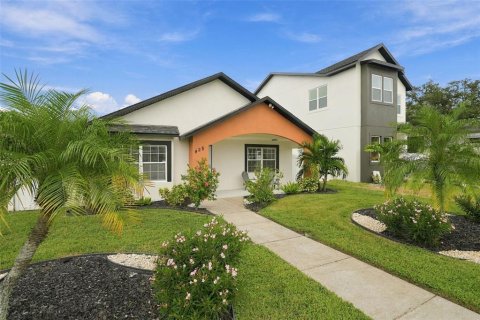 House in Saint Petersburg, Florida 3 bedrooms, 166.48 sq.m. № 2393381 - photo 2