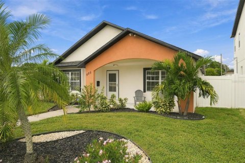 House in Saint Petersburg, Florida 3 bedrooms, 166.48 sq.m. № 2393381 - photo 3