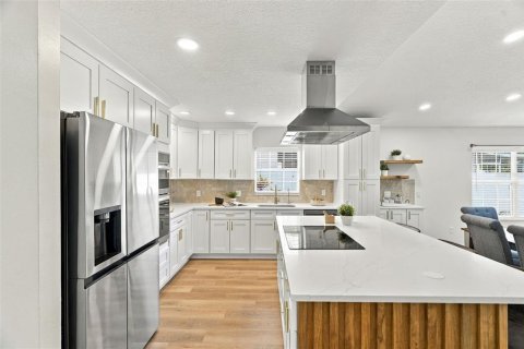 House in Saint Petersburg, Florida 3 bedrooms, 166.48 sq.m. № 2393381 - photo 9
