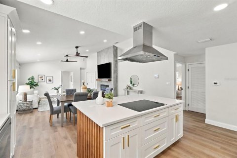 House in Saint Petersburg, Florida 3 bedrooms, 166.48 sq.m. № 2393381 - photo 7