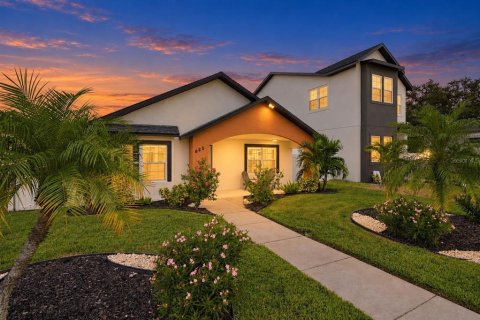 House in Saint Petersburg, Florida 3 bedrooms, 166.48 sq.m. № 2393381