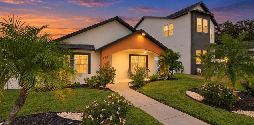 House in Saint Petersburg, Florida 3 bedrooms, 166.48 sq.m. № 2393381