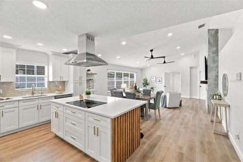 House in Saint Petersburg, Florida 3 bedrooms, 166.48 sq.m. № 2393381 - photo 6