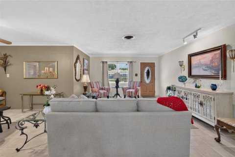 House in Gulfport, Florida 3 bedrooms, 179.95 sq.m. № 2313397 - photo 14