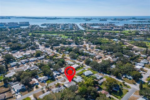 House in Gulfport, Florida 3 bedrooms, 179.95 sq.m. № 2313397 - photo 2