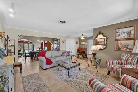 House in Gulfport, Florida 3 bedrooms, 179.95 sq.m. № 2313397 - photo 13