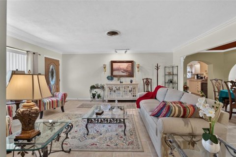 House in Gulfport, Florida 3 bedrooms, 179.95 sq.m. № 2313397 - photo 15
