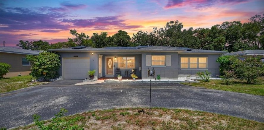 House in Gulfport, Florida 3 bedrooms, 179.95 sq.m. № 2313397