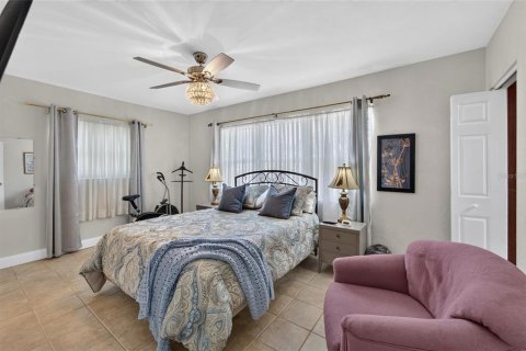 House in Gulfport, Florida 3 bedrooms, 179.95 sq.m. № 2313397 - photo 30