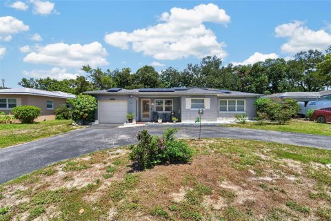 House in Gulfport, Florida 3 bedrooms, 179.95 sq.m. № 2313397 - photo 9