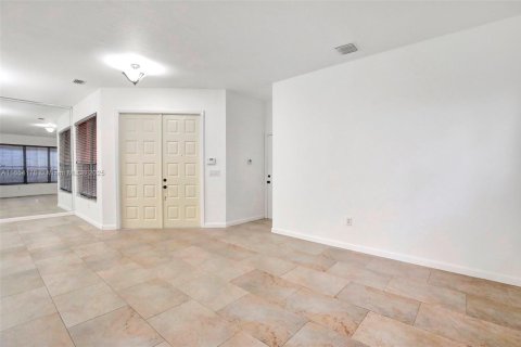 House in Miramar, Florida 5 bedrooms, 313.17 sq.m. № 1365469 - photo 13