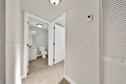 Copropriété à louer à Hialeah, Floride: 2 chambres, 88.72 m2 № 2066740 - photo 10