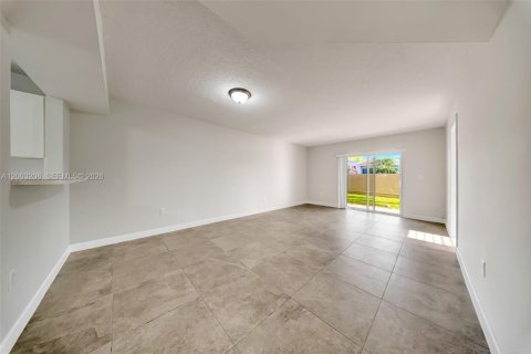 Copropriété à louer à Hialeah, Floride: 2 chambres, 88.72 m2 № 2066740 - photo 3