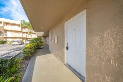 Condo à Hialeah, Floride, 2 chambres  № 2066740