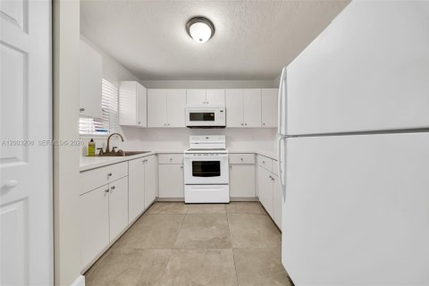 Copropriété à louer à Hialeah, Floride: 2 chambres, 88.72 m2 № 2066740 - photo 2