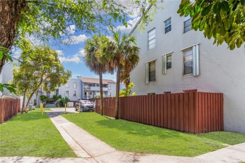 Condo in Hialeah, Florida, 2 bedrooms  № 1962008 - photo 17