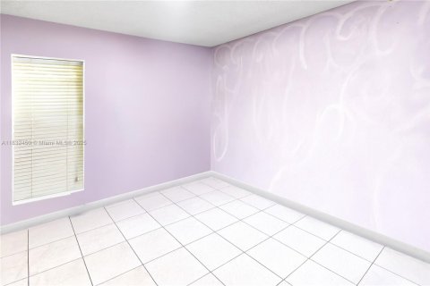 Condo in Hialeah, Florida, 2 bedrooms  № 1962008 - photo 9