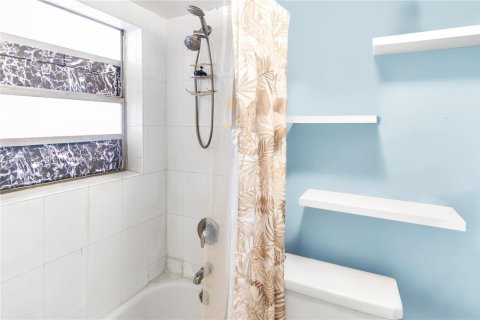 Condo in Hialeah, Florida, 2 bedrooms  № 1962008 - photo 12