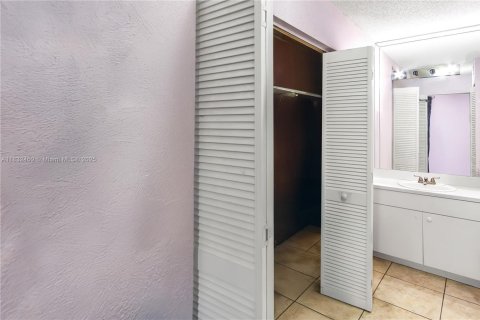 Condo in Hialeah, Florida, 2 bedrooms  № 1962008 - photo 11
