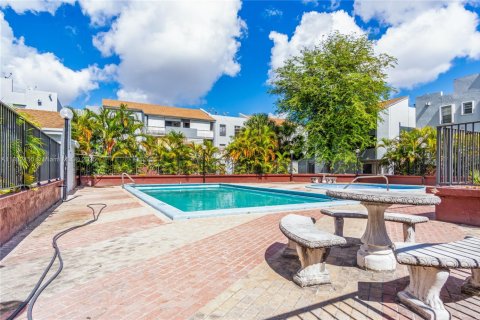 Condo in Hialeah, Florida, 2 bedrooms  № 1962008 - photo 19