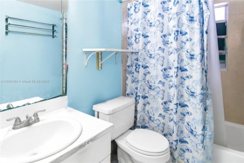 Condo in Hialeah, Florida, 2 bedrooms  № 1962008 - photo 16