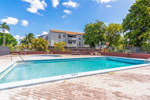 Condo in Hialeah, Florida, 2 bedrooms  № 1962008 - photo 18