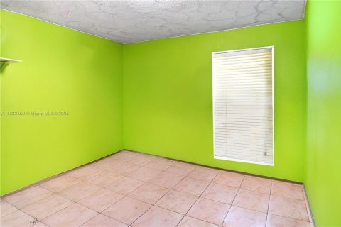 Condo in Hialeah, Florida, 2 bedrooms  № 1962008 - photo 14