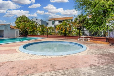 Condo in Hialeah, Florida, 2 bedrooms  № 1962008 - photo 20