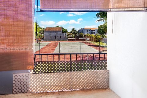 Condo in Hialeah, Florida, 2 bedrooms  № 1962008 - photo 5