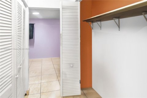 Condo in Hialeah, Florida, 2 bedrooms  № 1962008 - photo 10