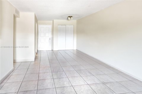 Condo in Hialeah, Florida, 2 bedrooms  № 1962008 - photo 3