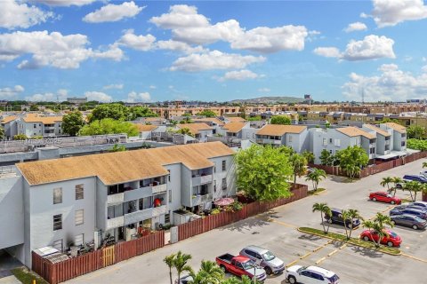 Condo in Hialeah, Florida, 2 bedrooms  № 1962008 - photo 1