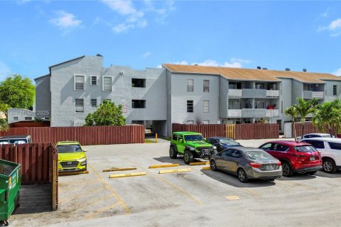 Condo in Hialeah, Florida, 2 bedrooms  № 1962008 - photo 25
