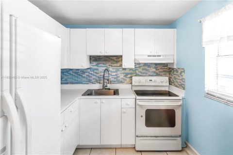 Condo in Hialeah, Florida, 2 bedrooms  № 1962008 - photo 4