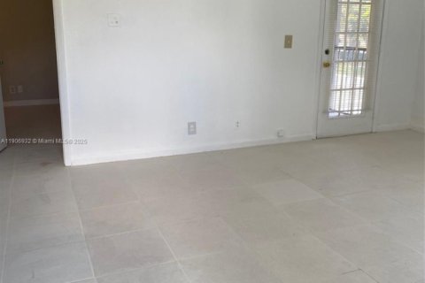 Condo in Sunrise, Florida, 1 bedroom  № 1970918 - photo 9